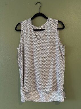 Pleione Black & White Printed V-Neck Sleeveless Work Top